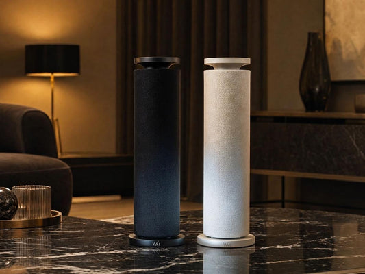 WELLMEDICA SOUL Linen Column Diffusor schwarz und naturfarben auf Marmortisch