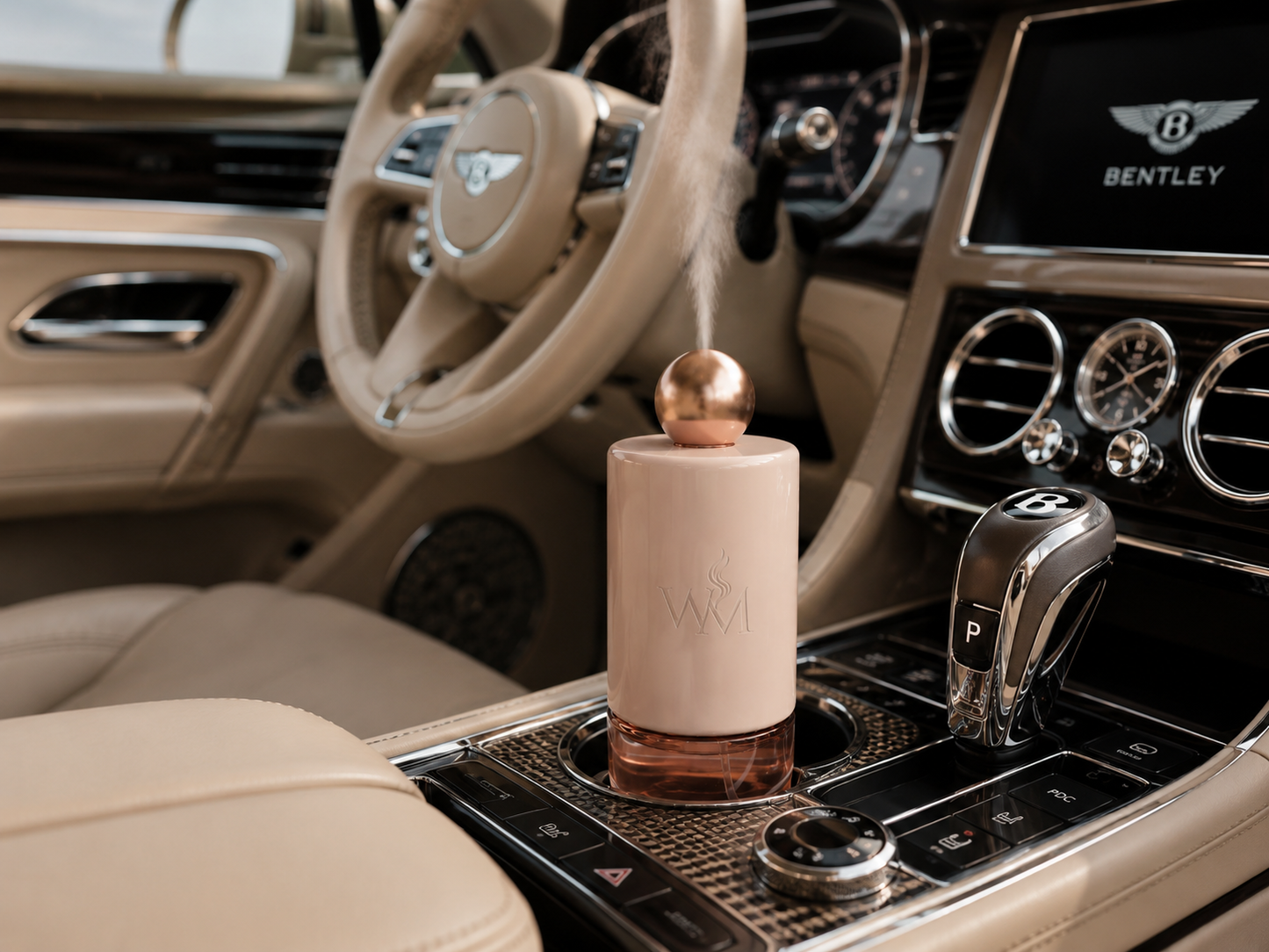 WELLMEDICA SOUL AURA Glas-Diffusor mit Roségold-Deckel in der Mittelkonsole eines Bentley