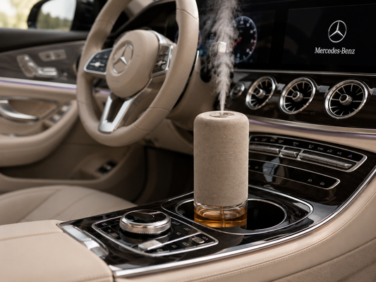 WELLMEDICA SOUL VELOURS Diffusor mit Textilbezug in der Mittelkonsole eines Mercedes-Benz